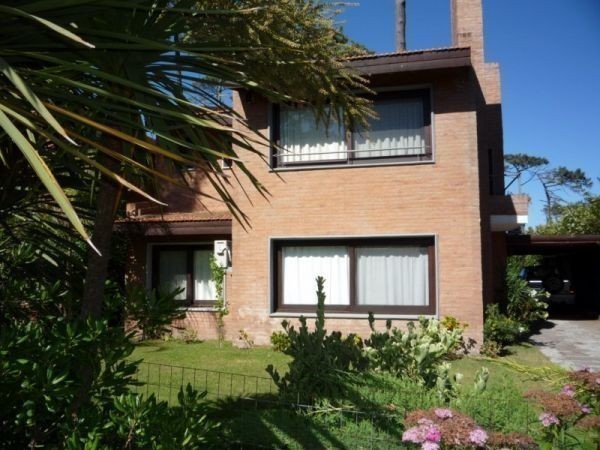 Hermosa casa para alquilar a tres cuadras del mar en Pinares.